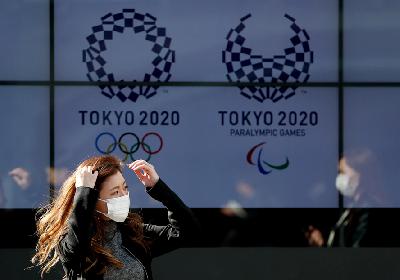 Layar raksasa berlogo Olimpiade Tokyo 2020 di Tokyo, Jepang, Sabtu pekan lalu.  REUTERS/Issei Kato