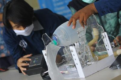 Tim peneliti Institut Teknologi Sepuluh Nopember (ITS) menguji coba mesin pompa udara (ventilator) di Gedung Pusat Robotika ITS, Surabaya, Jawa Timur, 7 April lalu. ANTARA/Moch Asim