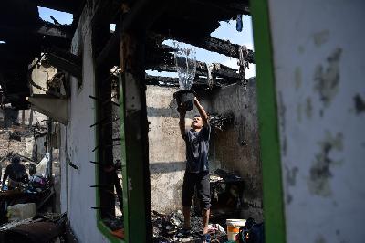 Bangunan yang hangus terbakar di kawasan Pinangsia, Tamansari, Jakarta, kemarin. ANTARA/Nova Wahyudi