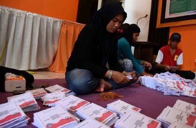 Pekerja menyortir dan melipat surat suara untuk Pemilihan Gubernur Jawa Timur di kantor KPU Kota Batu, Jawa Timur, 2018.  TEMPO/Aris Novia Hidayat