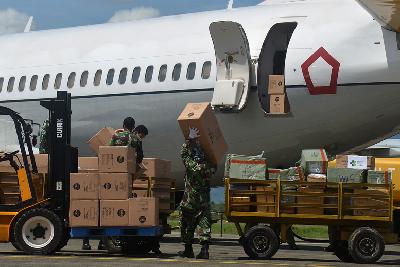 Prajurit TNI menurunkan sejumlah kotak kardus berisi Alat Pelindung Diri (APD) di Bandara Sultan Iskandar Muda (SIM) Blang Bintang, Aceh Besar, Aceh, Sabtu pekan lalu. ANTARA/Ampelsa