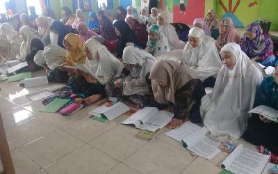Kegiatan 'Seminar Kesehatan Reproduksi dan Penguatan Wawasan Gender Pondok Pesantren Nurul Huda', Cisurupan, 2014.  Dok Pondok Pesantren Nurul Huda