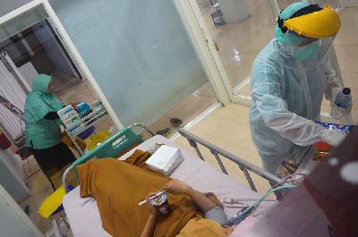 Perawat melayani pasien suspect COVID-19 di kamar isolasi khusus RSUD dr Iskak, Tulungagung, Jawa Timur, 4 Maret lalu. ANTARA/Destyan Sujarwoko