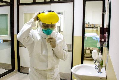 Petugas medis bersiap sebelum mengontrol ruangan khusus Virus Corona di Rumah Sakit Dokter Hasan Sadikin (RSHS), di Bandung, Jawa Barat,24 Januari lalu. ANTARA/Novrian Arbi