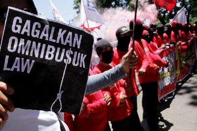 Aksi buruh dan mahasiswa menolak RUU Omnibus Law Cipta Kerja di Makassar, Sulawesi Selatan, 11 Maret lalu. ANTARA/Arnas Padda