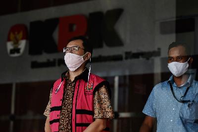 Tersangka Komisaris PT Hanson International Tbk, Benny Tjokrosaputro, setelah menjalani pemeriksaan terkait kasus dugaan korupsi pengelolaan keuangan dan dana investasi PT Asuransi Jiwasraya di gedung KPK, Jakarta, kemarin.   TEMPO/Imam Sukamto