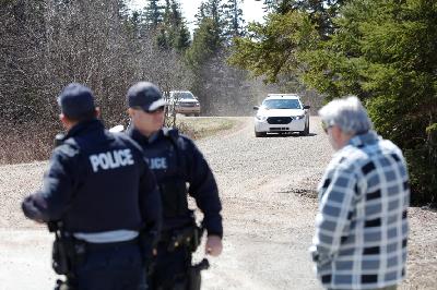 Petugas Royal Canadian Mounted Police (RCMP) di Portapique, Nova Scotia, Kanada, Minggu lalu. REUTERS/John Morris