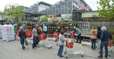 Antrean warga untuk berbelanja di Unterhaching, Jerman, kemarin. REUTERS/Andreas Gebert