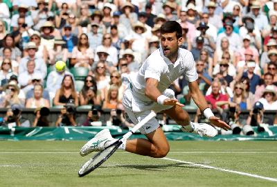 Novak Djokovic pada kejuaraan Wimbledon di All England Lawn Tennis and Croquet Club, London, Inggris, 2019.  REUTERS/Carl Recine