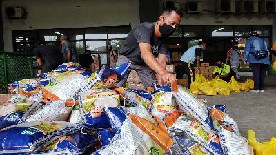Paket bantuan sosial untuk keluarga yang terdampak perekonomiannya akibat COVID-19, di gudang penyimpanan stadion Patriot Chandrabaga, Bekasi, Jawa Barat, kemarin. TEMPO/Hilman Fathurrahman W