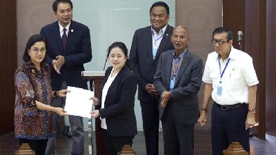 DPR Speaker Puan Maharani (third from left) with other House leaders receive Perpu No. 1/2020 from Finance Minister Sri Mulyani and Justice and Human Rights Minister Yasonna Laoly (right) at the Parliament Complex, Senayan, Jakarta, April 2./ ANTARA/Raqilla