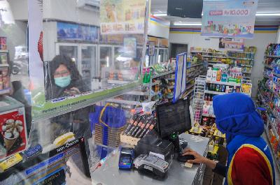 Pembeli melakukan pembayaran dari balik plastik pembatas di salah satu minimarket daerah Bekasi, Jawa Barat, 8 April lalu. ANTARA/Fakhri Hermansyah