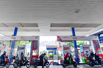 Pengsian bahan bakar di SPBU Kuningan, Jakarta, kemarin. Tempo/Tony Hartawan