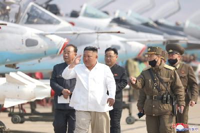 Pemimpin Korea Utara Kim Jong-un melihat sejumlah pesawat yang berada komando Divisi Pertahanan Udara dan Anti-Pesawat di wilayah barat. Gambar tanpa tanggal itu dirilis Kantor Berita Pusat Korea (KCNA) Korea Utara di Pyongyang pada 12 April 2020. KCNA/via REUTERS