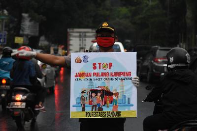 Polisi mengkampanyekan anjuran tidak mudik di Jalan Sukajadi, Bandung, Jawa Barat, kemarin. TEMPO/Prima Mulia