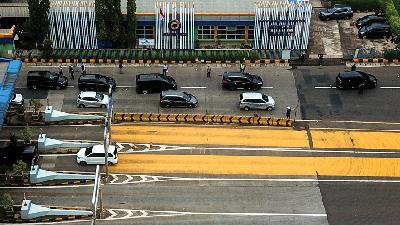 Pengecekan kendaraan saat Pembatasan Sosial Berskala Besar (PSBB) di gerbang tol Bekasi, Jawa Barat, Rabu pekan lalu. ANTARA FOTO/ Fakhri Hermansyah/foc.

