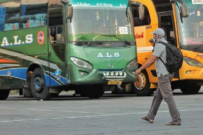 Penumpang menuju bus di Terminal Kampung Rambutan, Jakarta, 17 April lalu. TEMPO / Hilman Fathurrahman W