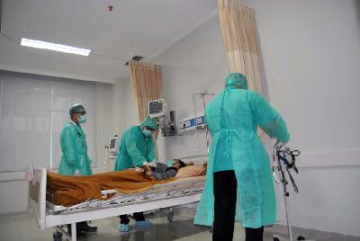 Simulasi pemeriksaan pasien suspect virus COVID-19 di ruang isolasi RSUD Kota Bogor, Jawa Barat, 4 Maret lalu. ANTARA/Arif Firmansyah