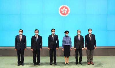 Carrie Lam (ke tiga dari kanan) didampingi stafnya memberikan keterangan pers perubahan kabinet di Hong Kong, Cina, kemarin. cnsphoto via REUTERS
