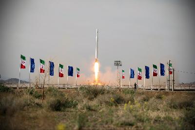 Peluncuran satelit militer dari Gurun Markazi, Semnan, Iran, kemarin. WANA/Sepah News via REUTERS