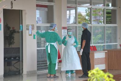 Petugas medis di Rumah Sakit Perguruan Tinggi Negeri Universitas Udayana, Jimbaran, Badung, Bali, 7 April lalu. ANTARA/Fikri Yusuf