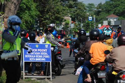 Sepeda motor yang melintasi jalur antar kota menuju Bandung di check point PSBB Cibiru, Bandung, Jawa Barat, kemarin. TEMPO/Prima Mulia
