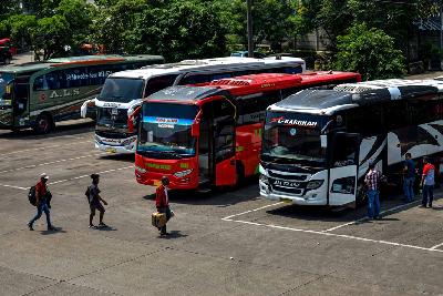 Calon penumpang  menuju bus di terminal Kampung Rambutan, Jakarta, kemarin. Tempo/Tony Hartawan