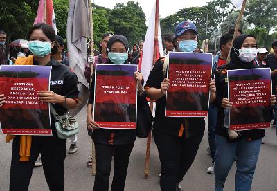Mahasiswa berunjuk rasa menolak pengesahan RUU Omnibus Law di Alun-alun Serang, Banten, 21 Maret lalu. ANTARAAsep Fathulrahman
