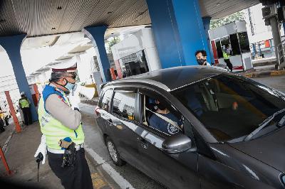 Polisi memeriksa kendaraan yang melintas di Check Point Pengawasan Pelaksanaan PSBB di Gerbang Tol Pasar Rebo 2, Jakarta, 10 April lalu. TEMPO/M Taufan Rengganis