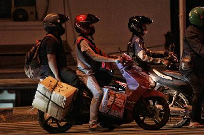 Pengendara sepeda motor melintasi jalur menuju Karawang melewati Jalan M Hasibuan di Bekasi, Jawa Barat, kemarin. TEMPO/Hilman Fathurrahman W