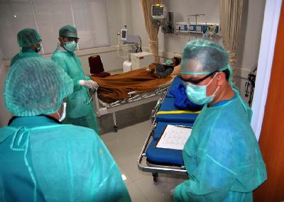 Simulasi pemeriksaan terhadap pasien suspect virus COVID-19 di ruang isolasi RSUD Kota Bogor, Jawa Barat, 4 Maret lalu. ANTARA/Arif Firmansyah