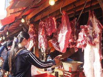 Penjualan daging di pasar Parung, Bogor, kemarin. Tempo/Nurdiansah