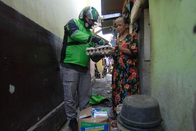 Pengemudi ojek online mengantar paket sembako untuk warga terdampak wabah virus corona di Bandung, Jawa Barat, 19 April lalu. TEMPO/Prima Mulia