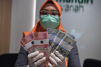 Uang rupiah dan dolar AS di Bank Mandiri Syariah, Jakarta, Senin lalu. ANTARA/Nova Wahyudi
 