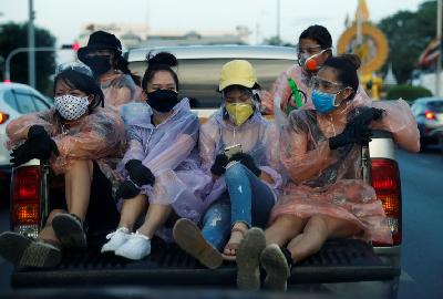 Warga menggunakan baju pelindung seadanya dan masker di Bangkok, Thailand, 19 April lalu.  REUTERS/Jorge Silva