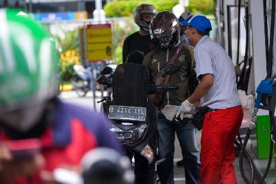 Pengsian bahan bakar di SPBU Pertamina Kuningan, Jakarta, Selasa lalu. Tempo/Tony Hartawan