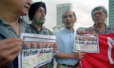 HS Dillon (kiri), Faisal Basri dan dan Arief Budiman saat protes menolak pemberian abolisi untuk mantan presiden Soeharto di Bundaran Hotel Indonesia, Jakarta, 2002. Dok TEMPO/Rendra