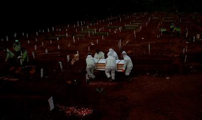 Petugas membawa jenazah pasien positif virus corona di Jakarta, Rabu lalu. REUTERS/Willy Kurniawan