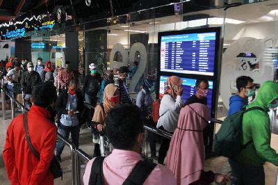 Calon penumpang antre di Terminal 2F Bandara Soekarno Hatta, Tangerang, Banten, kemarin.  ANTARA/Muhammad Iqbal