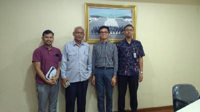 Peneliti Open Government Partnership (OGP). Ravio Patra (kanan kedua) usai wawancara di Kompleks Parlemen, Senayan, Jakarta, dalam foto unggahan 1 April 2019. FOTO: Dpr.go.id