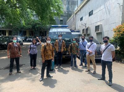 Peneliti Open Government Partnership Ravio Patra (keempat dari kiri) dan Koalisi Tolak Kriminalisasi dan Rekayasa Kasus (KATROK) usai dibebaskan di Polda Metro Jaya, Jakarta, kemarin. Foto: Istimewa