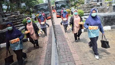 Tenaga medis bersiap menuju lokasi Rumah Sakit yang menangani virus corona di Hotel Grand Cempa­ka, Jakarta, 28 Maret 2020. TEMPO/Hilman Fathurrahman W