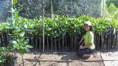 Lia Putrinda saat berada dillokasi konservasi mangrove, di Pantai Clungup, Malang, Jawa Timur, 19 April 2020. Dokumentasi CMC Tiga Warna