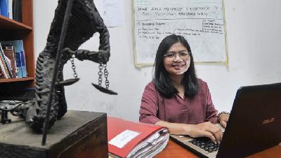 Lasma Natalia dengan berkas advokasi untuk warga terdampak PLTU di kantor LBH Bandung, Jawa Barat, 21 April 2020. TEMPO/Prima Mulia