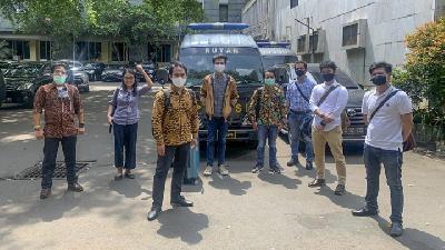 Ravio Patra (keempat dari kiri) dan Koalisi Tolak Kriminalisasi dan Rekayasa Kasus setelah dia dibebaskan di Polda Metro Jaya, Jakarta, kemarin. Istimewa