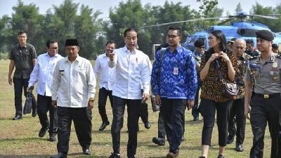 Presiden Joko Widodo bersama dua staf khusus, Andi Taufan (batik biru) dan Putri Tanjung (batik coklat) di Subang, Provinsi Jawa Barat, November 2019. BPMI Setpres/Laily Rachev