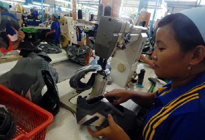 Pembuatan sepatu di pabrik alas kaki dan sepatu PT Dwi Prima Sentosa, Kecamatan Ngoro, Mojokerto, Jawa Timur, 2017. 