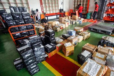 Petugas memilah paket kiriman di Kantor Pos, Cibinong, Bogor, Jawa Barat, 17 April lalu. 
