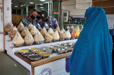 Toko makanan yang mulai melayani pembeli saat Ramadan di Ahmedabad, India, Jumat pekan lalu. 