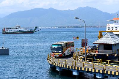 Pelabuhan Ketapang Banyuwangi, Jumat lalu. Kementerian Perhubungan melarang kapal laut mengangkut penumpang. 